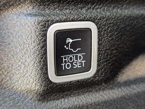 Used 2023 Jeep Grand Cherokee L Laredo w/ Luxury Tech Group I AWD/4WD image 4