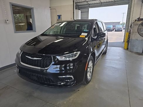 Used 2024 Chrysler Pacifica Touring-L FWD image 2
