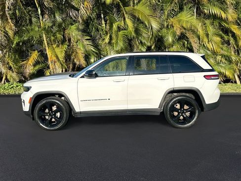 Used 2023 Jeep Grand Cherokee Altitude image 8