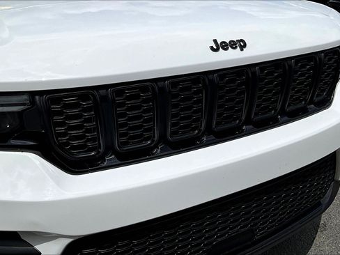 Used 2025 Jeep Grand Cherokee Altitude AWD/4WD image 24