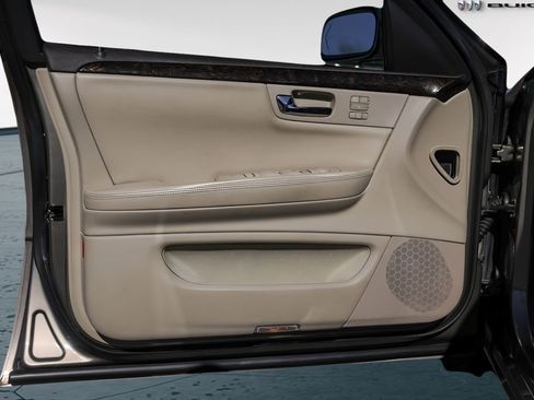 Used 2010 Cadillac DTS Luxury image 23