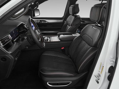 Used 2025 Jeep Grand Wagoneer Series III w/ Rear-Seat Entertainment Group AWD/4WD image 10