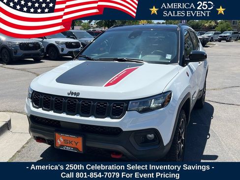 Used 2025 Jeep Compass Trailhawk AWD/4WD image 2