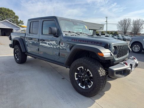 Used 2025 Jeep Gladiator Rubicon w/ Convenience Group image 3