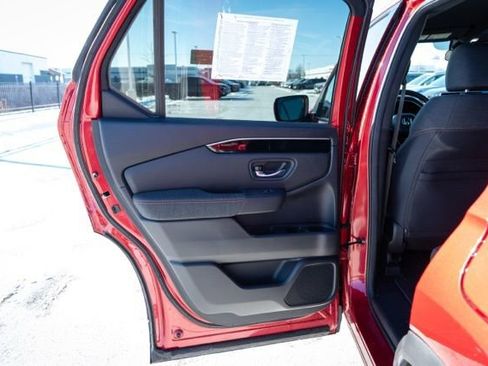 Used 2025 Honda Pilot Sport image 15