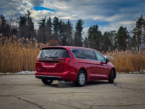 New 2026 Chrysler Pacifica Select image 4