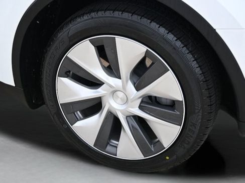 Used 2023 Tesla Model Y Long Range AWD/4WD image 28