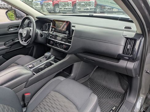 Used 2022 Nissan Pathfinder SV AWD/4WD image 39