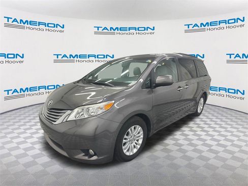 Used 2016 Toyota Sienna L image 1