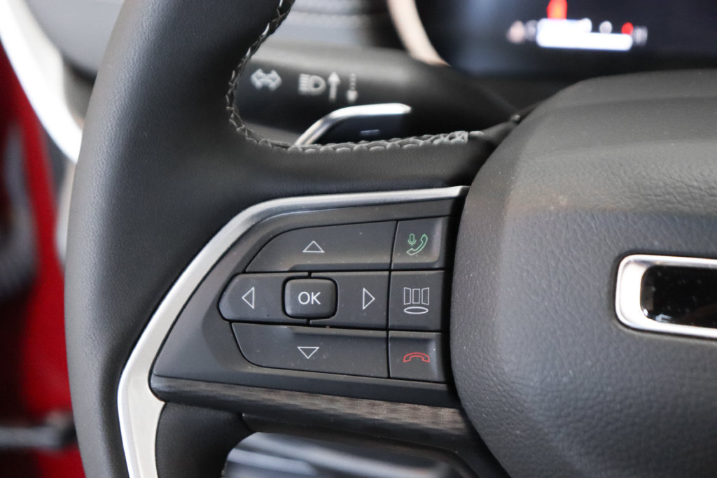 Used 2025 Jeep Grand Cherokee L Laredo w/ Luxury Tech Group I RWD image 23