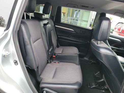 Used 2017 Toyota Highlander Plus FWD image 22