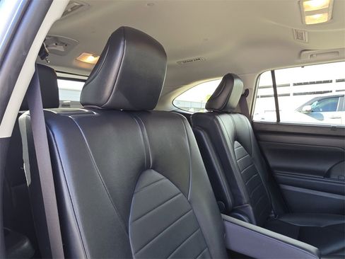 Used 2023 Toyota Highlander XLE image 18