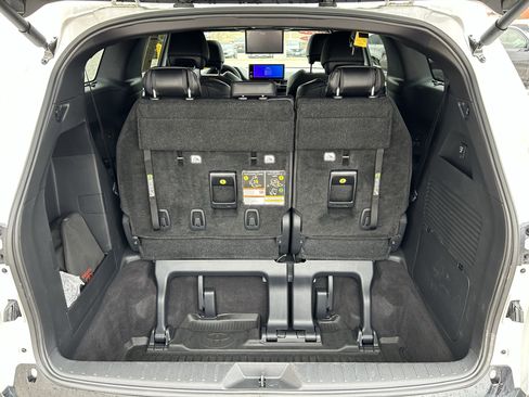 Used 2025 Toyota Sienna Platinum image 25
