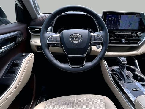 Used 2021 Toyota Highlander Platinum FWD image 6