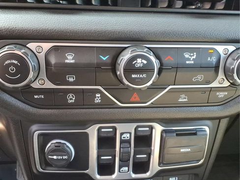 Used 2025 Jeep Gladiator Sport AWD/4WD image 24