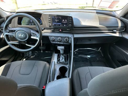 Used 2024 Hyundai Elantra SE FWD image 13