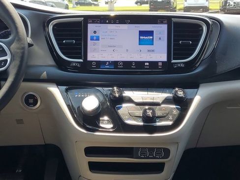 Used 2023 Chrysler Pacifica Touring-L FWD image 30
