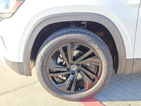 Certified 2023 Volkswagen Atlas SE w/ Panoramic Sunroof Package image 5