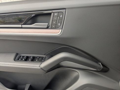 Used 2025 Porsche Cayenne E-Hybrid image 13