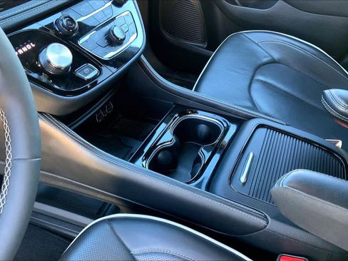 Used 2025 Chrysler Pacifica Limited image 16