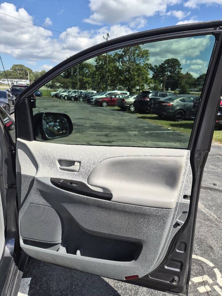 Used 2014 Toyota Sienna LE FWD image 26