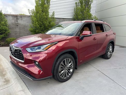 Used 2022 Toyota Highlander Platinum AWD/4WD image 1