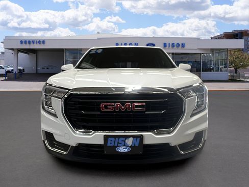 Used 2024 GMC Terrain SLE image 8