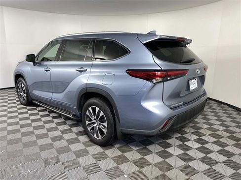 Used 2021 Toyota Highlander XLE image 6