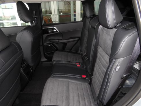 New 2026 Mitsubishi Outlander SE image 16