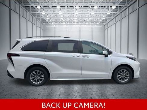 Used 2024 Toyota Sienna XLE FWD image 5