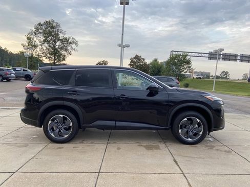 Used 2024 Nissan Rogue SV image 12