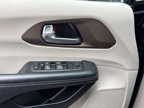 Used 2023 Chrysler Voyager LX FWD image 25