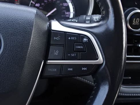 Used 2022 Toyota Highlander XLE FWD image 36