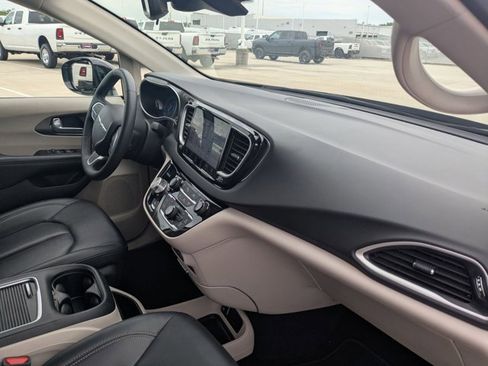 Used 2024 Chrysler Pacifica Touring-L image 20