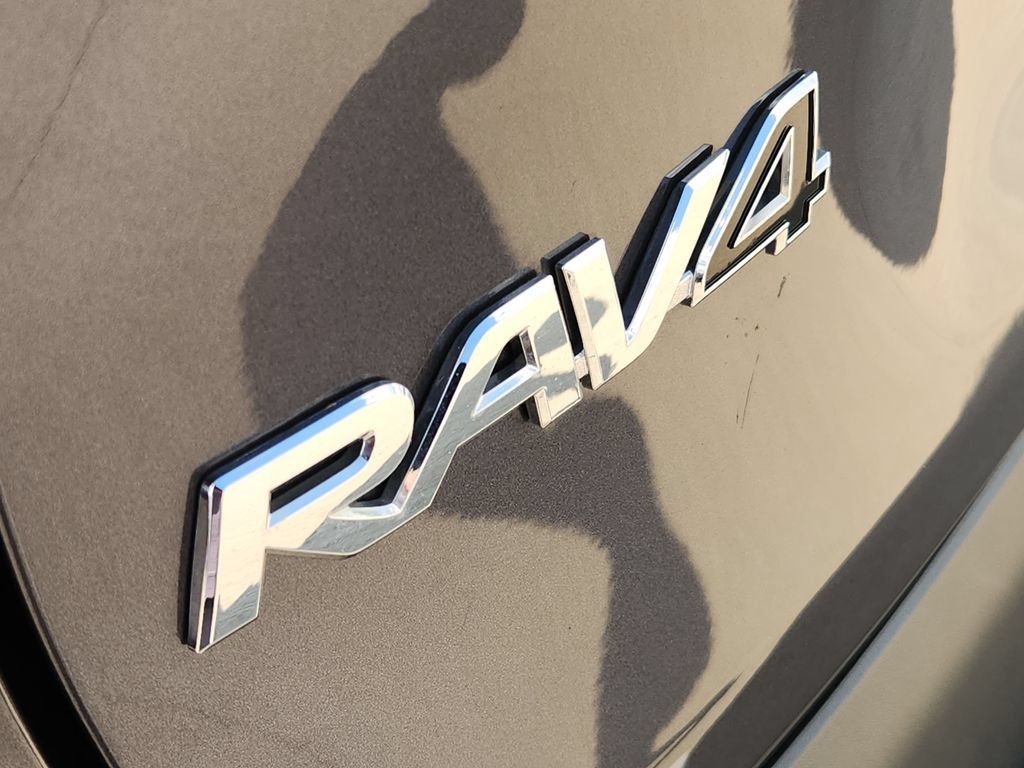 Used 2025 Toyota RAV4 LE AWD/4WD image 12