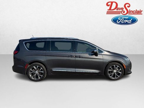 Used 2017 Chrysler Pacifica Limited w/ UConnect Theater Package FWD image 5