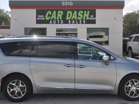 Used 2018 Chrysler Pacifica Limited FWD image 23