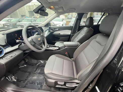 Used 2025 Chevrolet Trax LT image 24