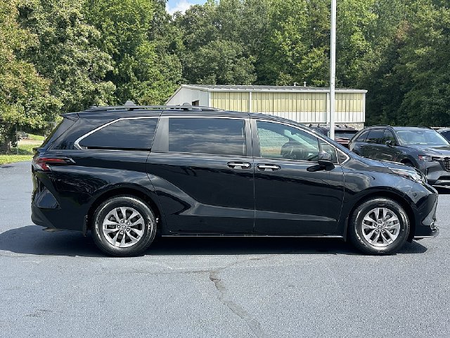 Certified 2024 Toyota Sienna XLE FWD image 9