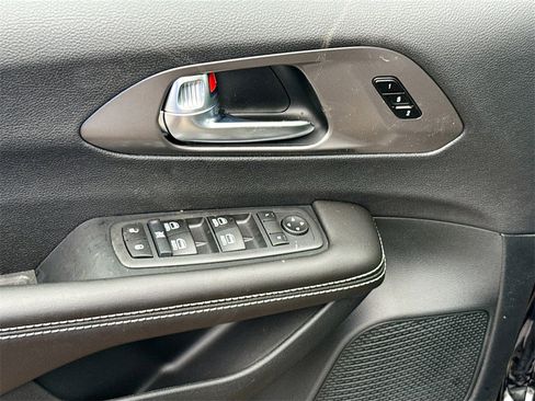 New 2026 Chrysler Pacifica Select image 18