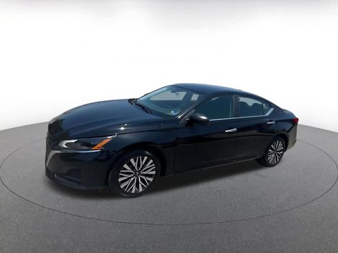 Used 2025 Nissan Altima 2.5 SV FWD image 8