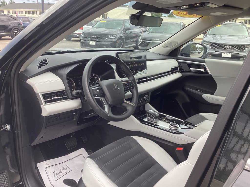 Used 2025 Mitsubishi Outlander AWD image 13