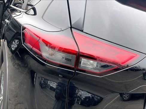 Used 2022 Nissan Rogue SV w/ SV Premium Package image 29