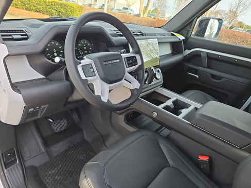 New 2026 Land Rover Defender 110 X-Dynamic SE image 15