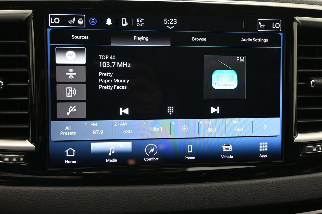 Used 2023 Chrysler Pacifica Touring-L FWD image 11