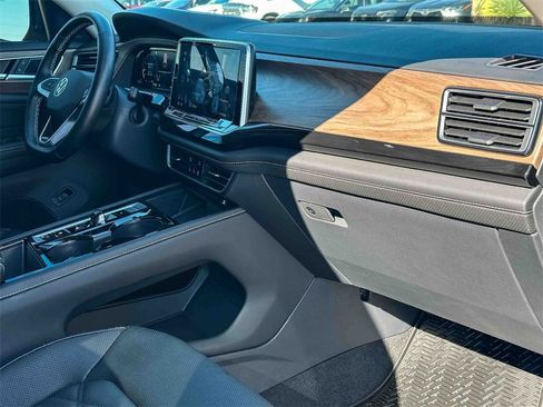 Used 2024 Volkswagen Atlas SE image 22