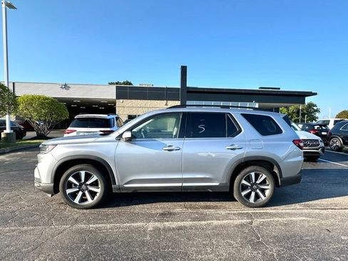 Used 2025 Honda Pilot Touring image 5