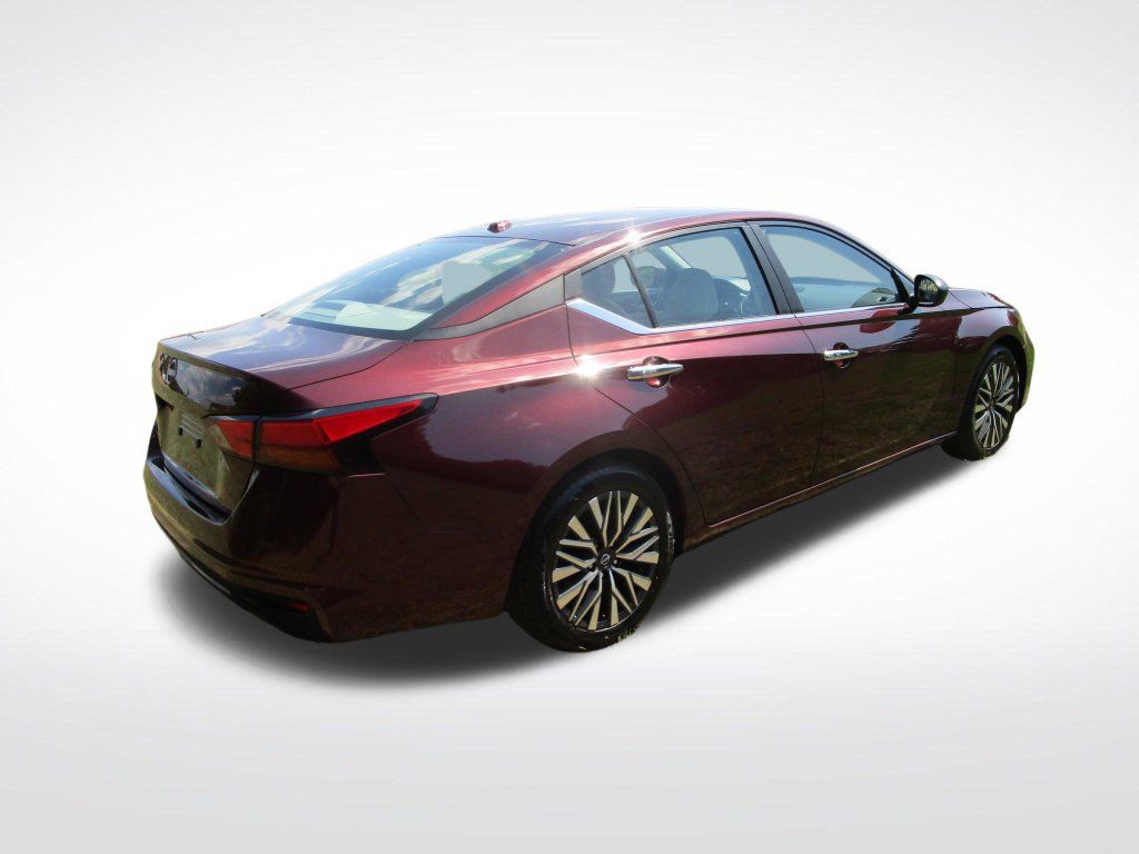 Used 2025 Nissan Altima 2.5 SV FWD image 9
