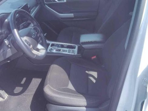 Used 2022 Ford Explorer XLT image 3