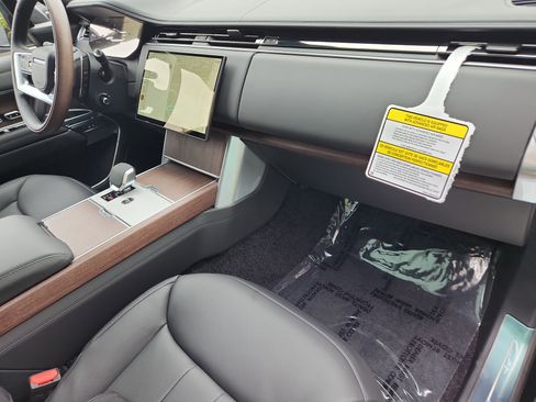 New 2025 Land Rover Range Rover SE image 28